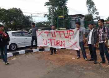 Aksi, Mahasiswa Tangerang Minta U-Turn Transmart Segera Ditutup.(ges)